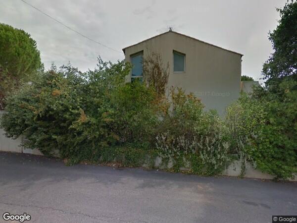 UNE  MAISON A USAGE D'HABITATION AVEC PISCINE 