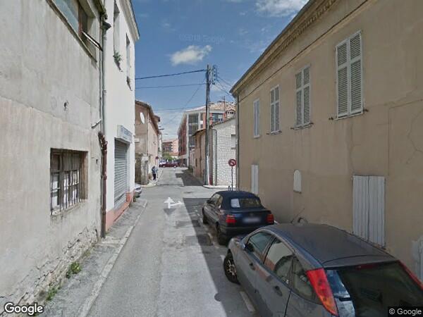 UN  LOCAL A USAGE DE CAFE ET SALLE DE JEUX - DEUX APPARTEMENTS - UNE TERRASSE - UN BUREAU ET GARAGE - TROIS PARKINGS