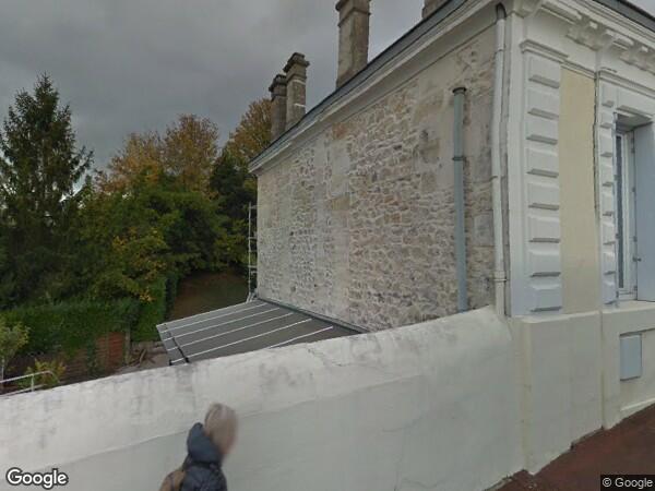 UN  IMMEUBLE EN PIERRES DE TAILLE