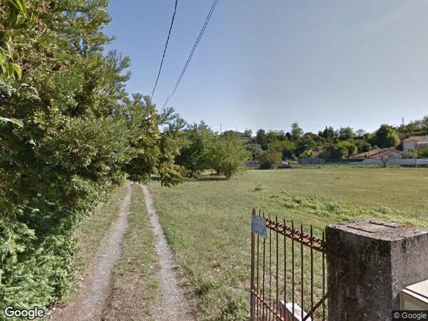 UNE  GRANDE MAISON D'HABITATION AVEC GARAGE ET TERRAIN ARBORÉ ET TERRAIN CONTIGUS