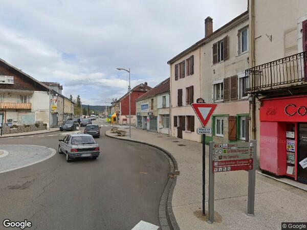 UN  ENSEMBLE IMMOBILIER