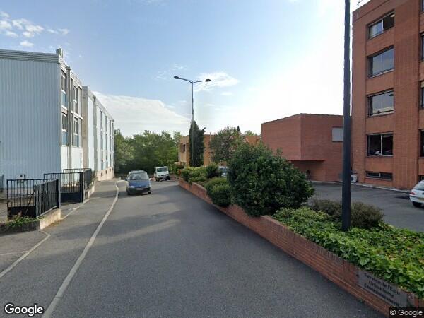 UNE  MAISON D'HABITATION AVEC JARDIN, PISCINE ET POOL HOUSE
