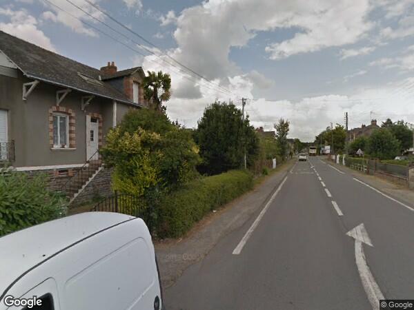 UNE MAISON D'HABITATION ET JARDIN