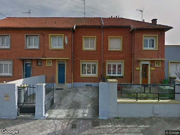 UN IMMEUBLE A USAGE D'HABITATION