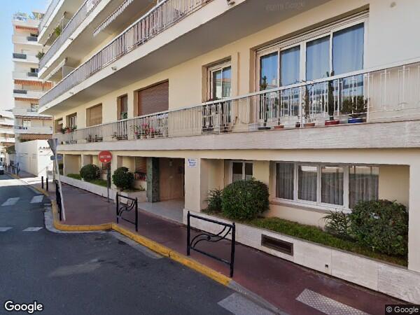 UN  APPARTEMENT AVEC UNE CAVE ET UN GARAGE