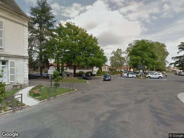 UN BÂTIMENT À USAGE INDUSTRIEL ET COMMERCIAL AVEC MAISON DE GARDIEN ET AIRE BITUMÉE DE STATIONNEMENT