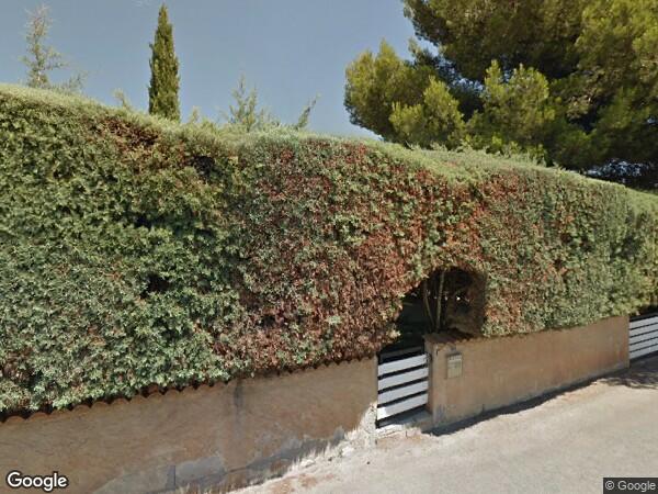 UNE  MAISON A USAGE D'HABITATION AVEC GARAGE ET JARDIN