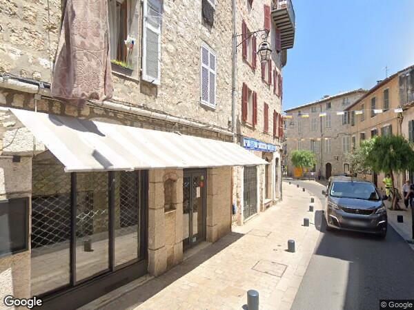 UN APPARTEMENT DE TROIS PIÈCES