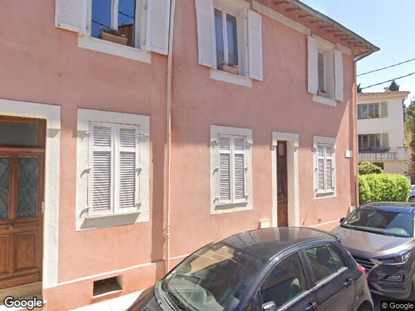 UN   APPARTEMENT DE DEUX PIÈCES AVEC JARDIN ET UN GARAGE
