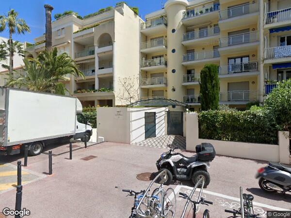 UN EMPLACEMENT DE PARKING