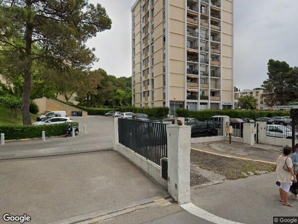 UNE  VILLA AVEC JARDIN ET UNE AIRE DE STATIONNEMENT