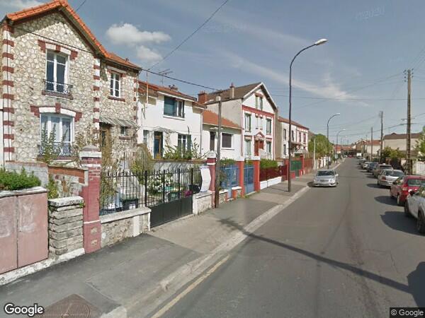 UN  LOGEMENT DE TROIS PIÈCES AVEC UNE CAVE