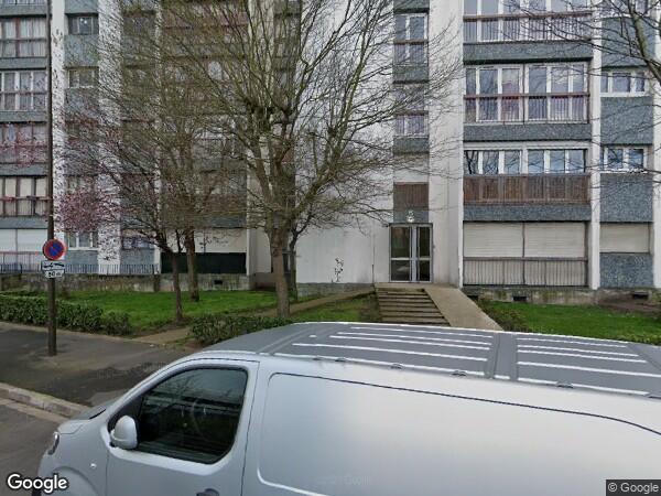 UN  APPARTEMENT DE DEUX PIÈCES PRINCIPALES AVEC UNE  CAVE ET UN PARKING
