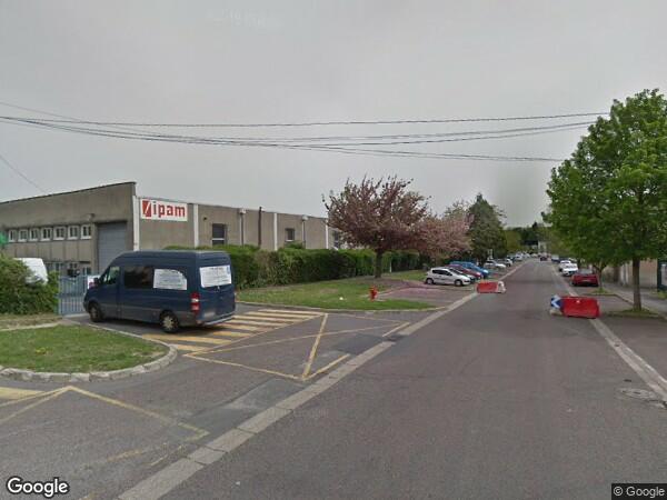 UN HANGAR A USAGE ARTISANAL ET UNE HABITATION