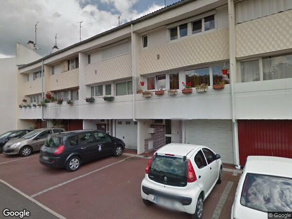 UN PAVILLON D'HABITATION AVEC JARDIN ET UN EMPLACEMENT DE PARKING OU DE BOX