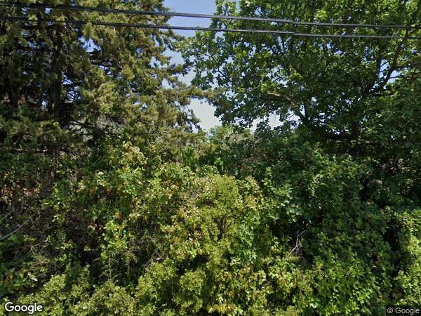 UNE  MAISON A USAGE D'HABITATION AVEC UNE PISCINE, UN BOULODROME ET UN CHALET MOBIL HOME  ET UN GARAGE AVEC TERRAIN