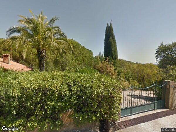 UN  TERRAIN NU AVEC UNE DALLE BÉTON