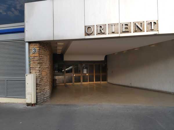 UN EMPLACEMENT DE VOITURE