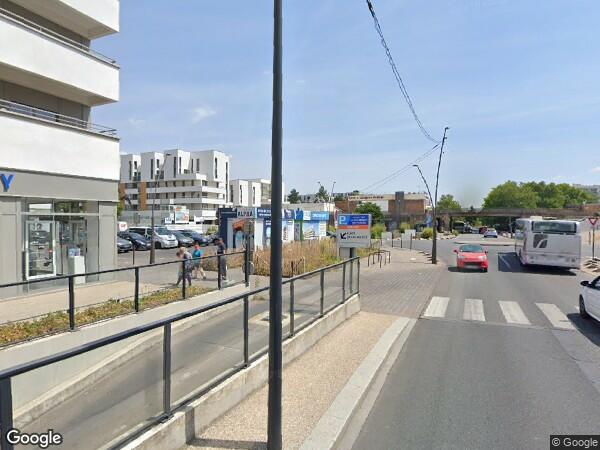 UN  UN APPARTEMENT DE TROIS PIÈCES PRINCIPALES AVEC UN PARKING