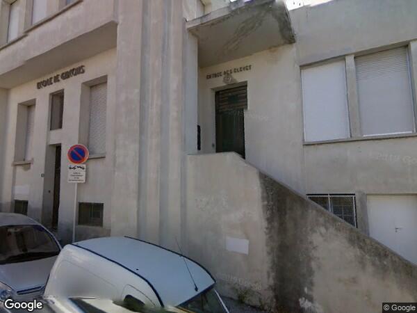 UN IMMEUBLE SURÉLEVÉ D'UN ÉTAGE AVEC JARDIN ET TROIS DÉBARRAS