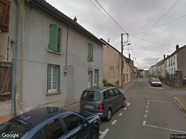 UNE  MAISON D'HABITATION ET UN TERRAIN AVEC UN GARAGE