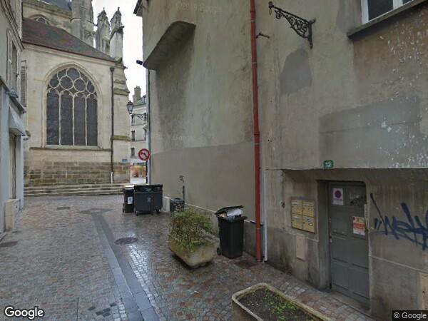 UN LOCAL COMMERCIAL + RÉSERVE AVEC CAVE ET COUR INTÉRIEURE