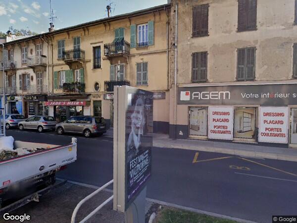 UN LOCAL COMMERCIAL AVEC UN EMPLACEMENT DE PARKING
