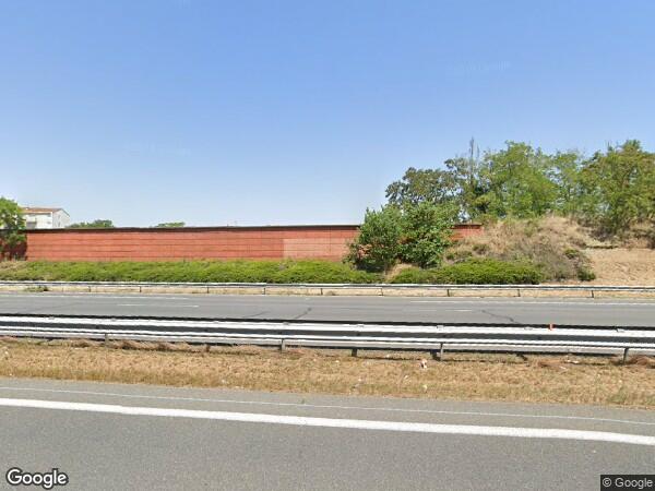 UNE MAISON D'HABITATION AVEC PISCINE