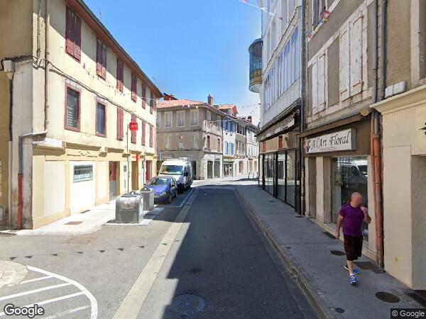 UN IMMEUBLE A USAGE DE COMMERCE ET D'HABITATION