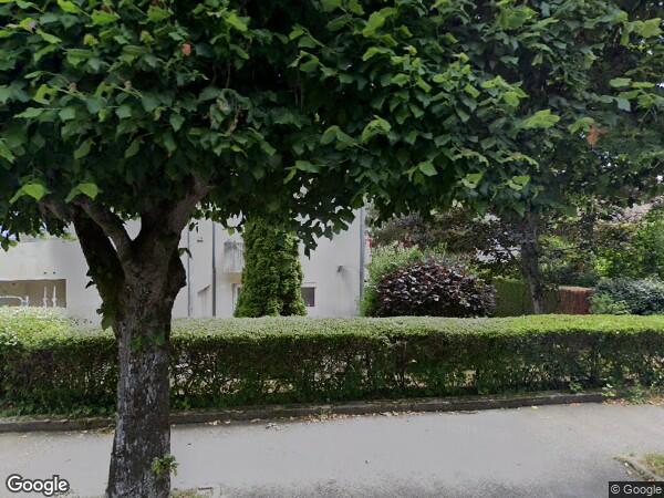 UN APPARTEMENT AVEC DEUX EMPLACEMENTS DE STATIONNEMENT EXTÉRIEUR