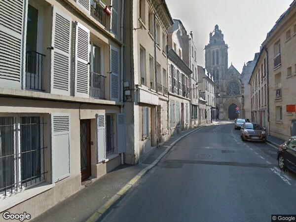 UN  APPARTEMENT AVEC UNE CAVE ET UN PARKING