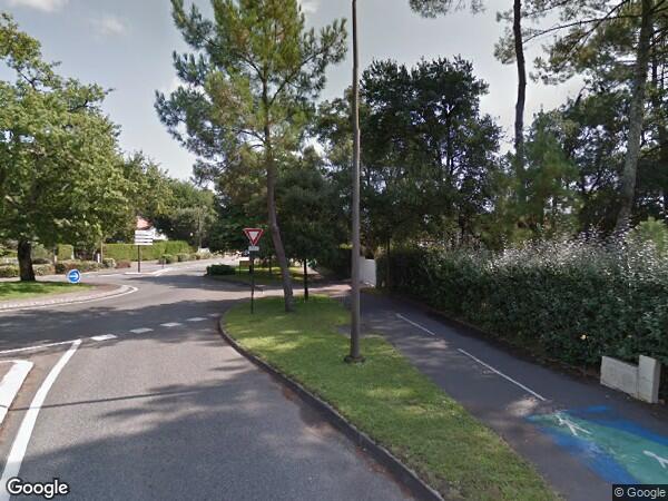 UNE  MAISON A USAGE D'HABITATION ET TERRAIN AUTOUR