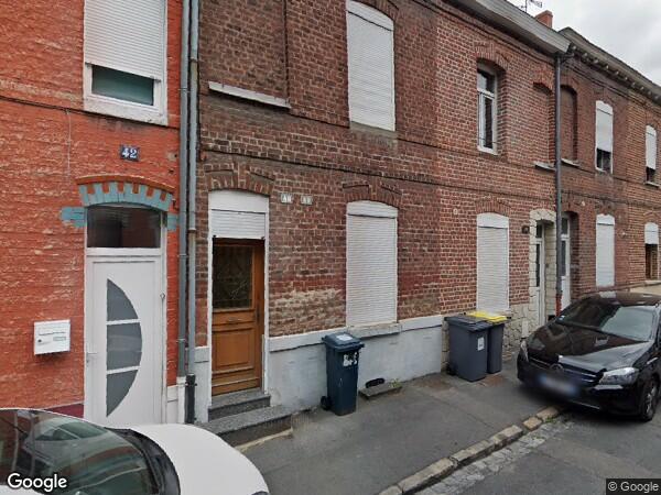 UNE  MAISON A USAGE D'HABITATION