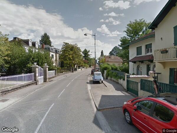 UN  ENSEMBLE IMMOBILIER A USAGE D'HABITATION