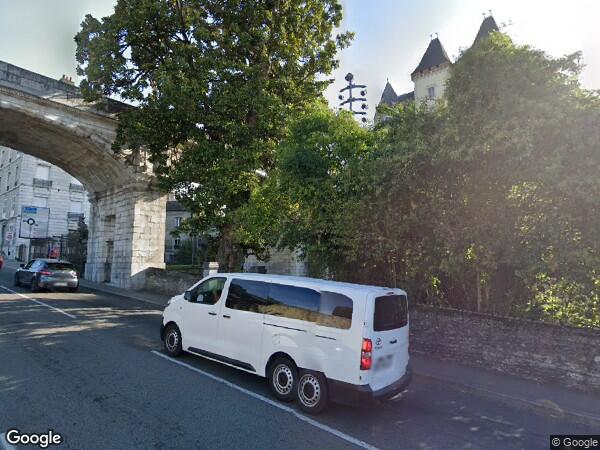 UN  LOCAL COMMERCIAL + APPARTEMENT + DEUX CAVES