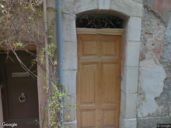 UN  ENSEMBLE IMMOBILIER RASSEMBLÉ EN PLUSIEURS LOTS