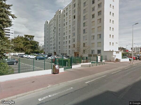 UN APPARTEMENT + UN SÉCHOIR + UN EMPLACEMENT DE PARKING