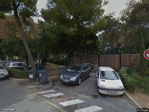 UN EMPLACEMENT DE PARKING