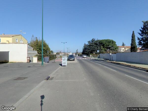 UNE  MAISON D'HABITATION DIVISÉE EN DEUX APPARTEMENTS