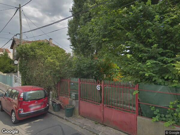 UNE MAISON
