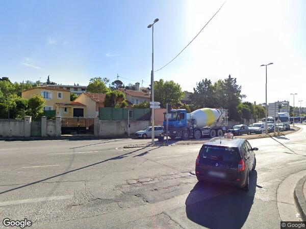 UN STUDIO ET UN EMPLACEMENT DE PARKING