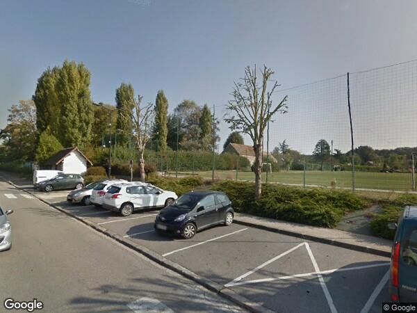 UN  BÂTIMENT ANCIENNE A USAGE COMMERCIAL