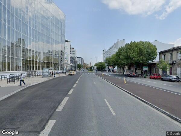 UN  APPARTEMENT EN TRAVAUX AVEC UN GARAGE ET UN PARKING EXTÉRIEUR