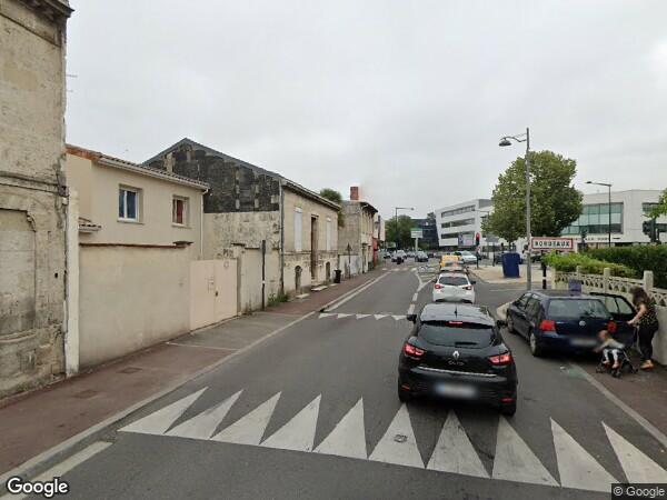 UN  IMMEUBLE D'HABITATION DIVISÉ EN TROIS APPARTEMENTS