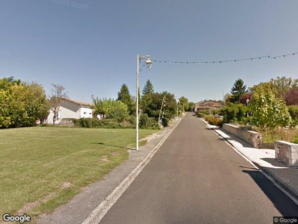 UNE  PARCELLE DE TERRAIN SUR LAQUELLE SONT ÉDIFIÉES DES CONSTRUCTION