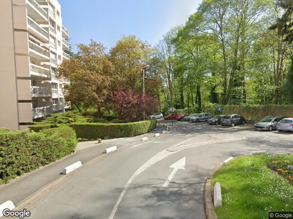 UN  APPARTEMENT + UNE CAVE + DEUX  EMPLACEMENTS DE PARKING 