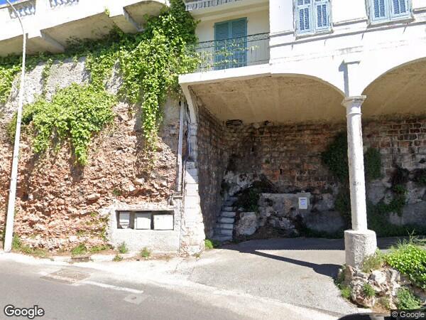 UN APPARTEMENT DE TYPE 6 AVEC DEUX CAVES ET UN GARAGE