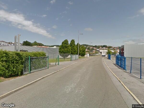 UN  BÂTIMENT À USAGE INDUSTRIEL 