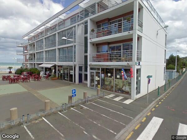 UN  LOCAL À USAGE COMMERCIAL