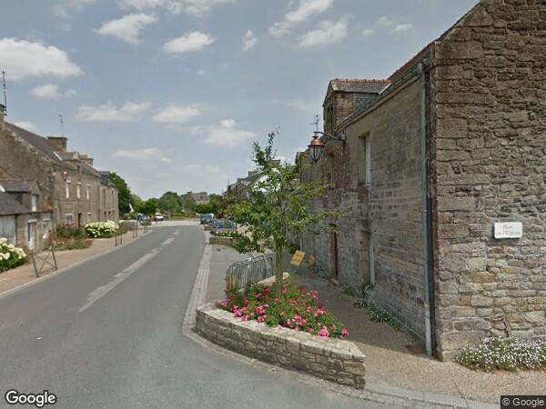 UN  BÂTIMENT À USAGE DE COMMERCE ET D'HABITATION